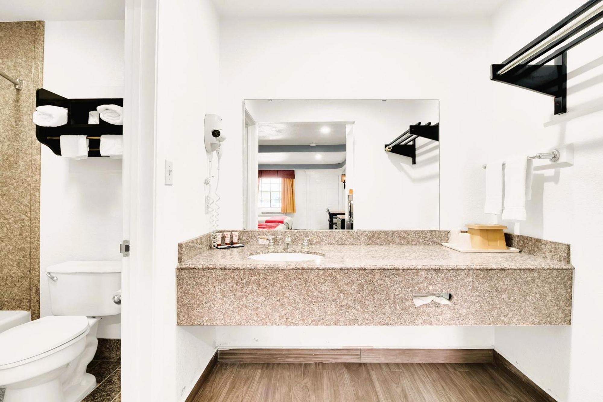 Three Rivers Executive Inn & Suites By Oyo エクステリア 写真